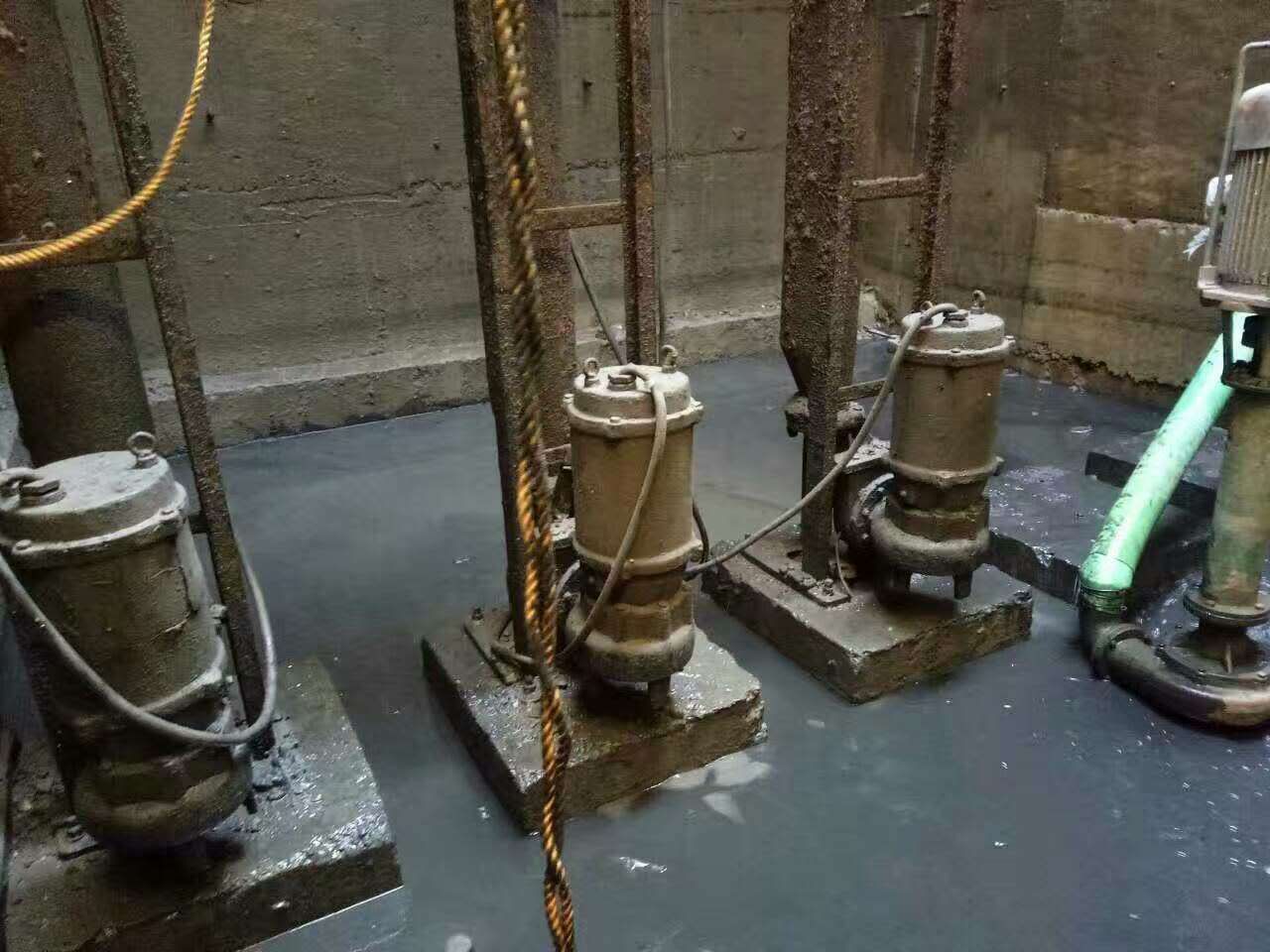 开鲁污水池清理