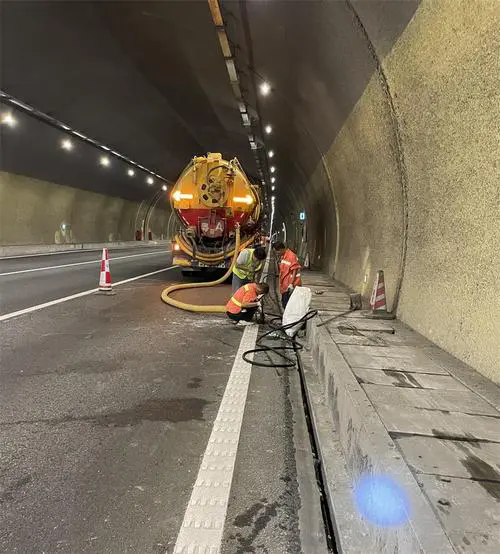 开鲁隧道排水渠清淤